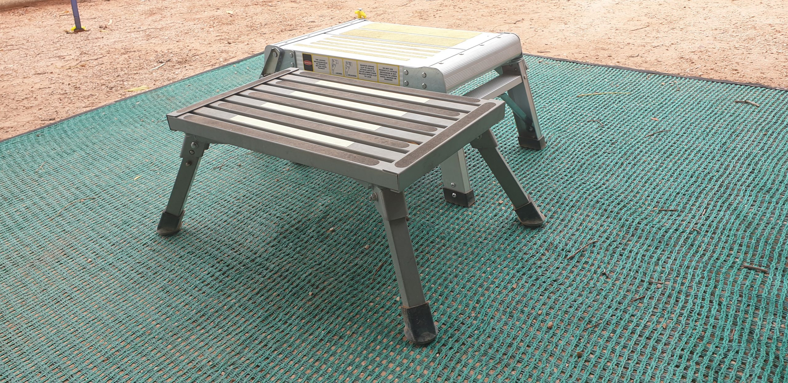 Aluminium folding and portable steps