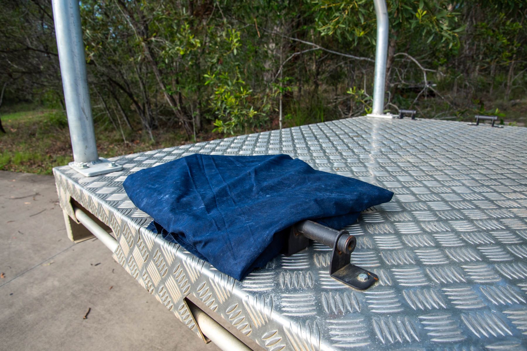 How to recycle an old bedsheet into a waterproof tarp