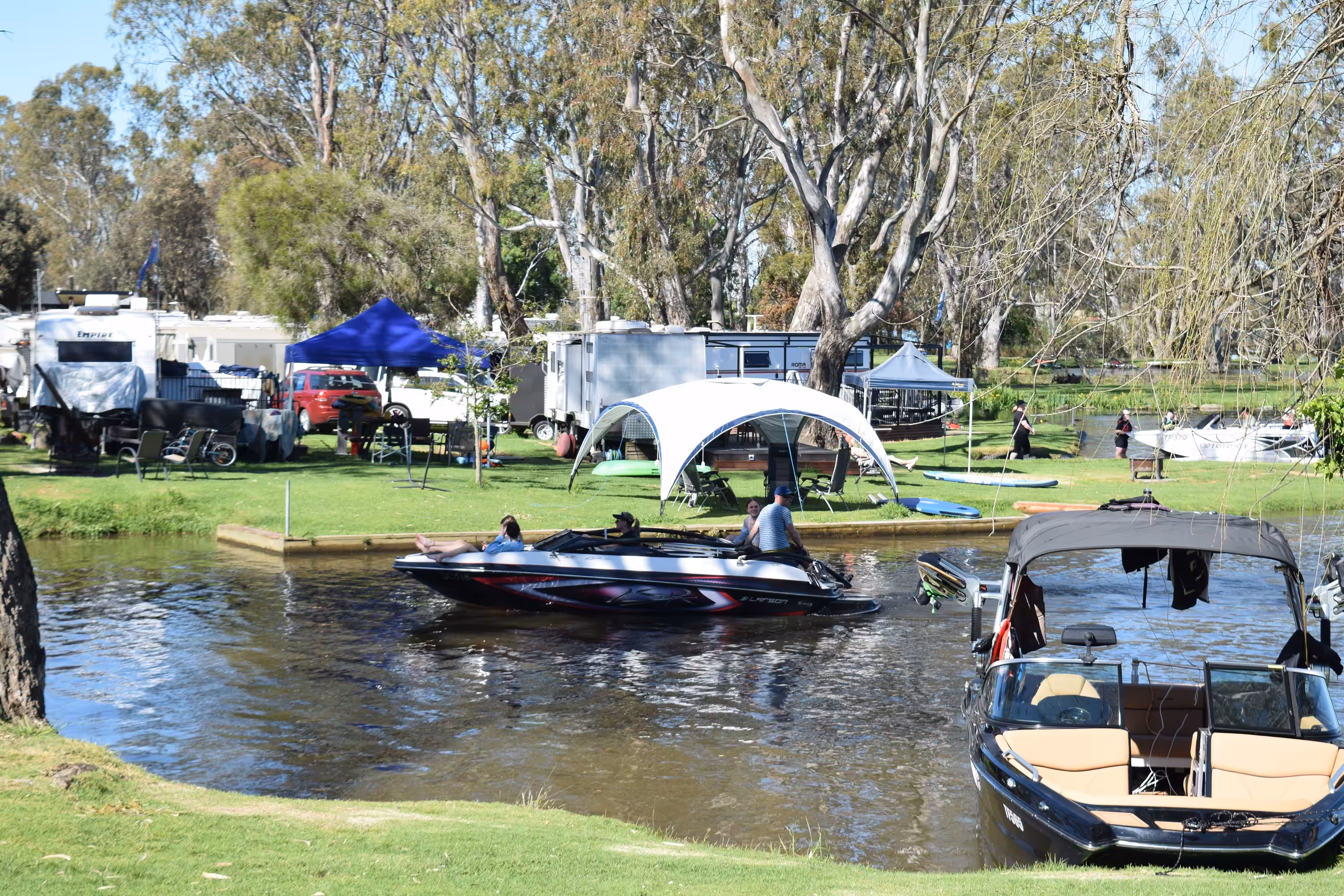 Boats on the water in front of campsites at Discovery Parks - Nagambie Lakes