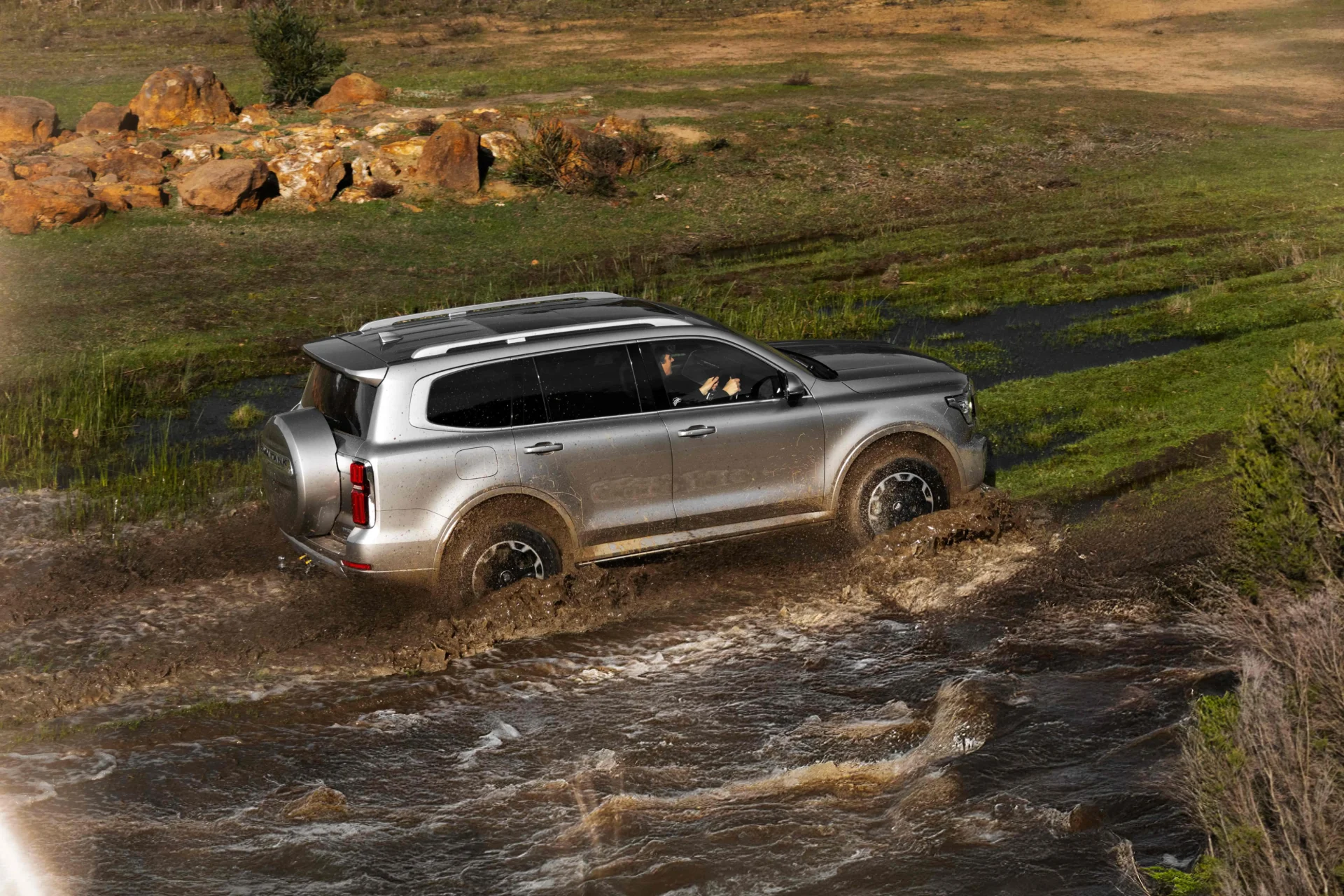 GWM Tank 500 Hi4-T driving in mud