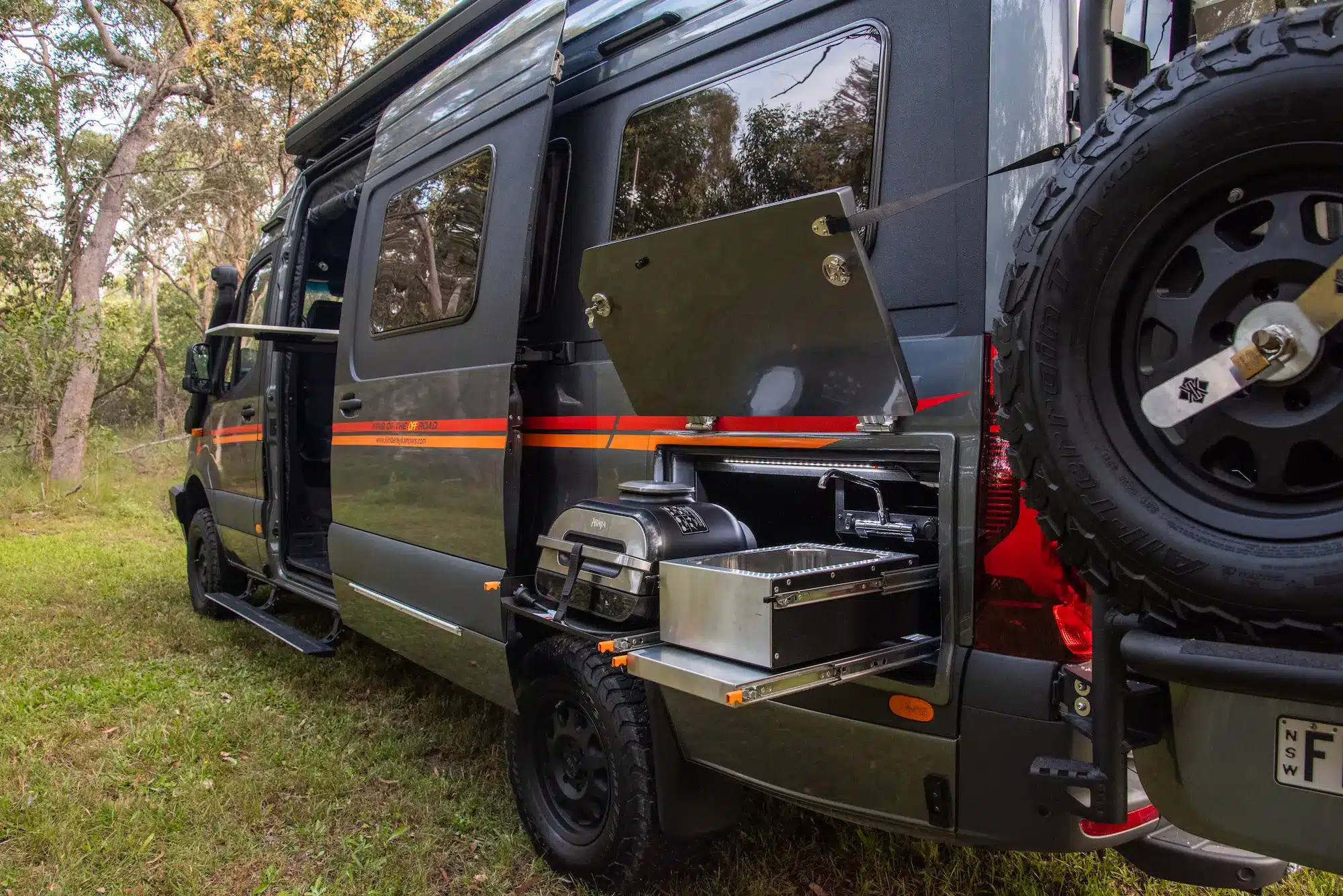 Kruiswagen with electric awning and outdoor setup