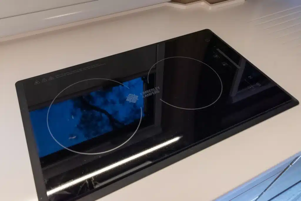 Kruiswagen dual kitchen setup with induction cooktop