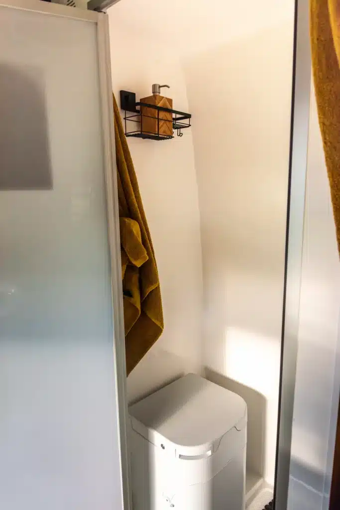 Kruiswagen ensuite with composting toilet and full shower