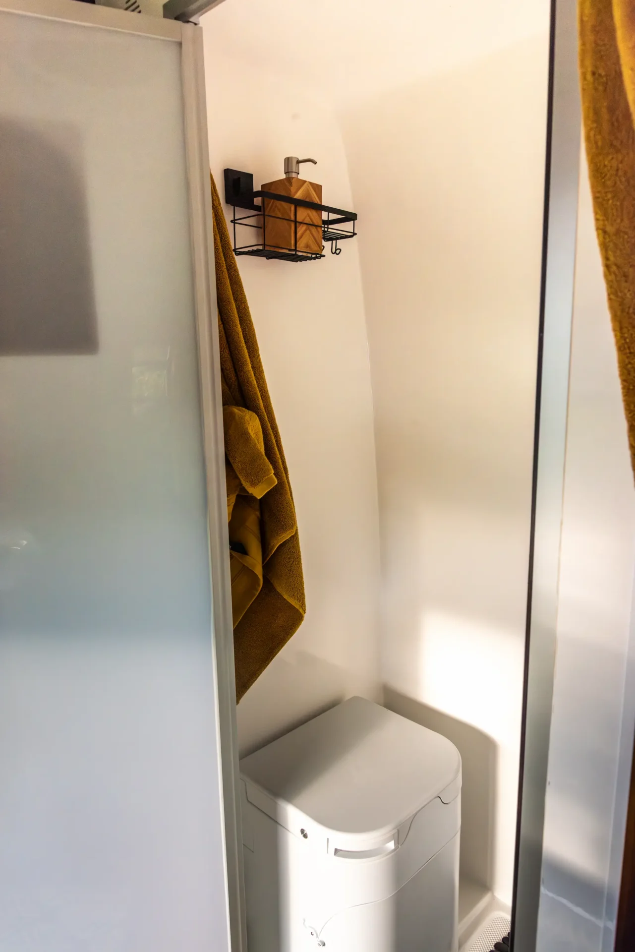 Kruiswagen ensuite with composting toilet and full shower