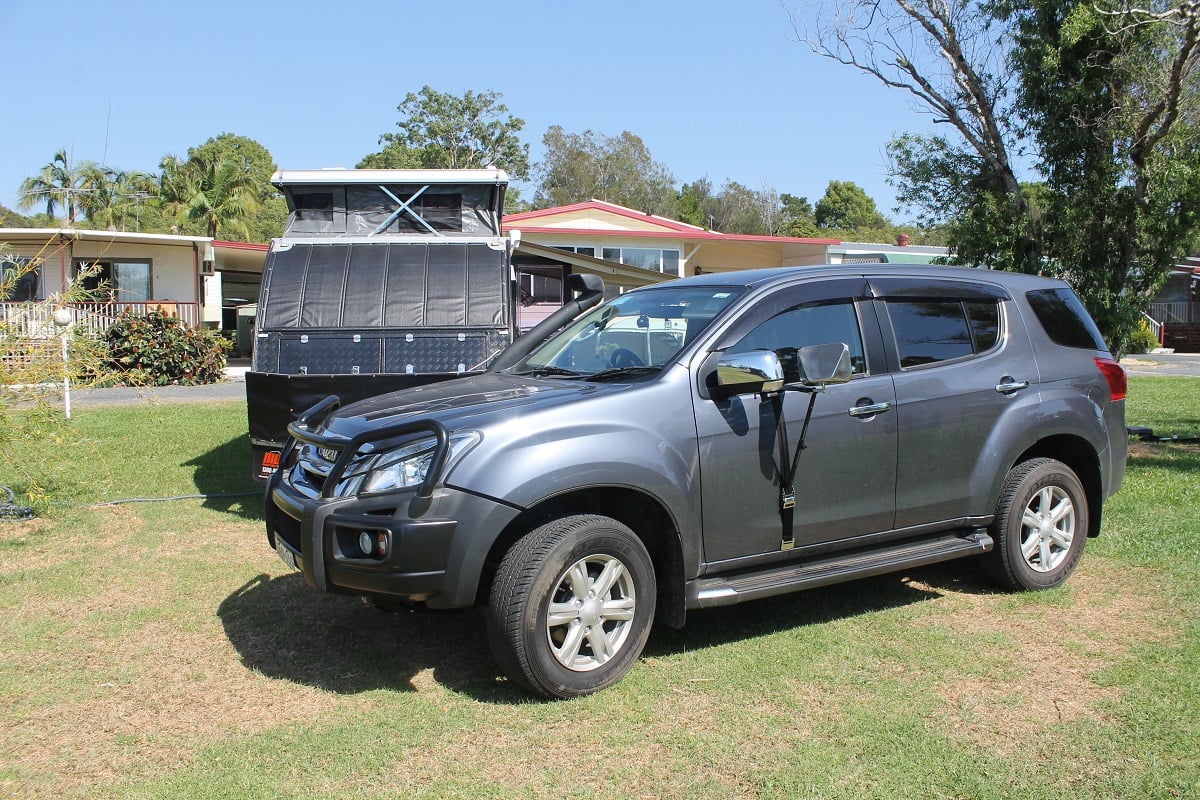Universal towing mirrors attached with rubber straps to a 4WD side mirror