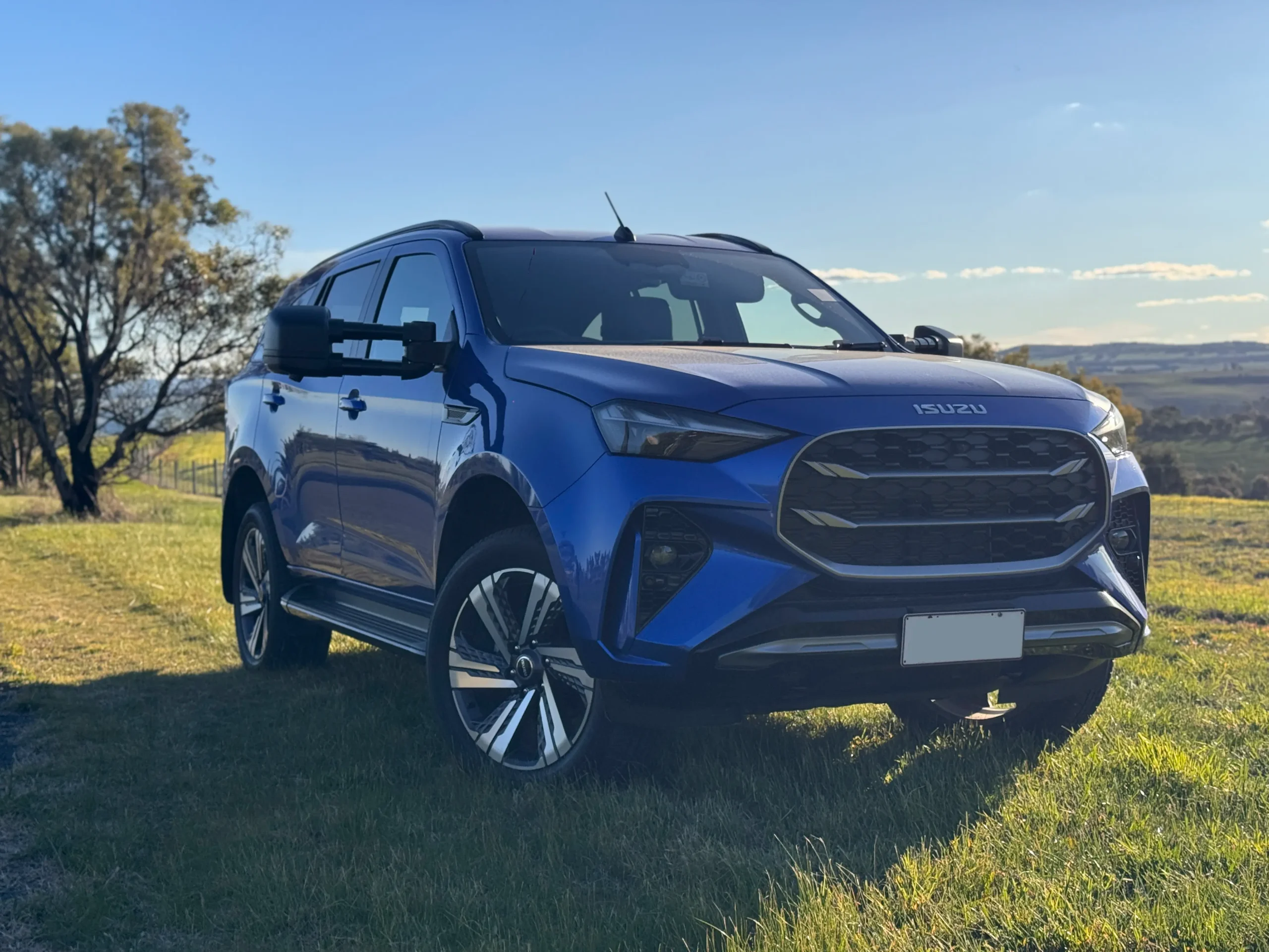 MU-X Towing Mirrors: Close up of integrated camera housing and LED indicators