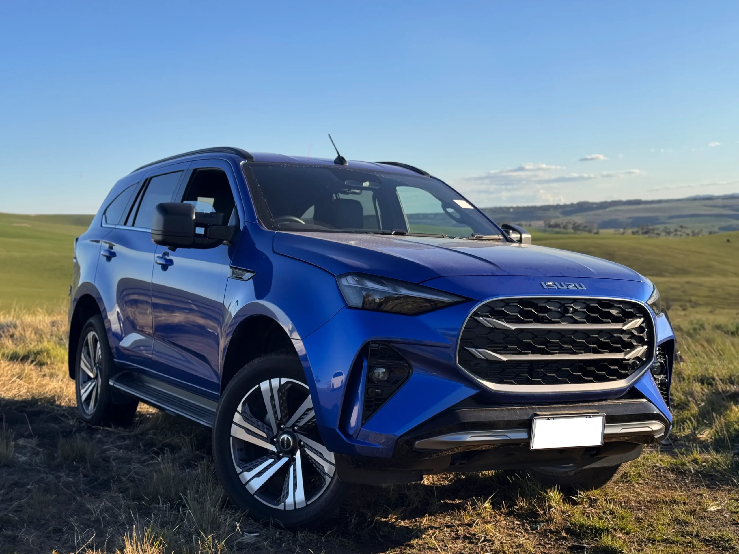 MU-X Towing Mirrors: Full extension view for caravan towing visibility