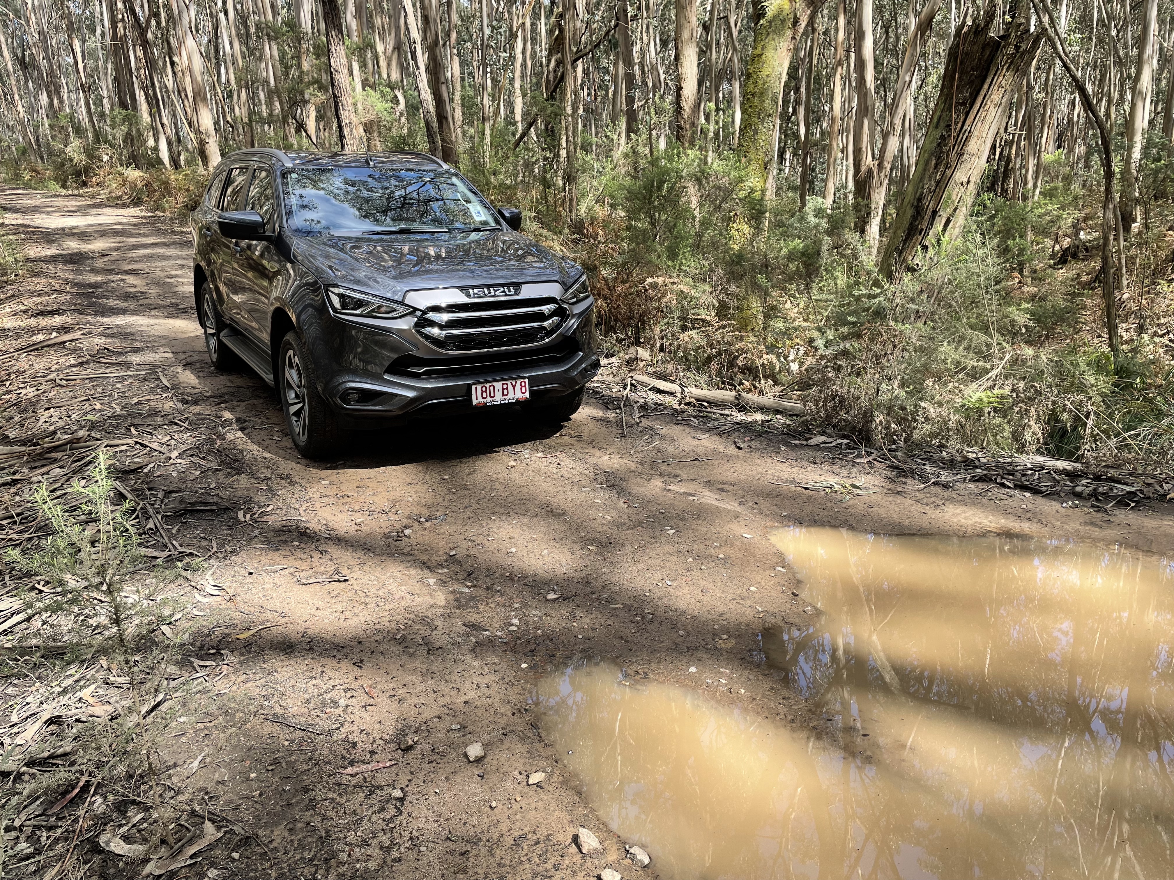 Isuzu MU-X 2021 off road