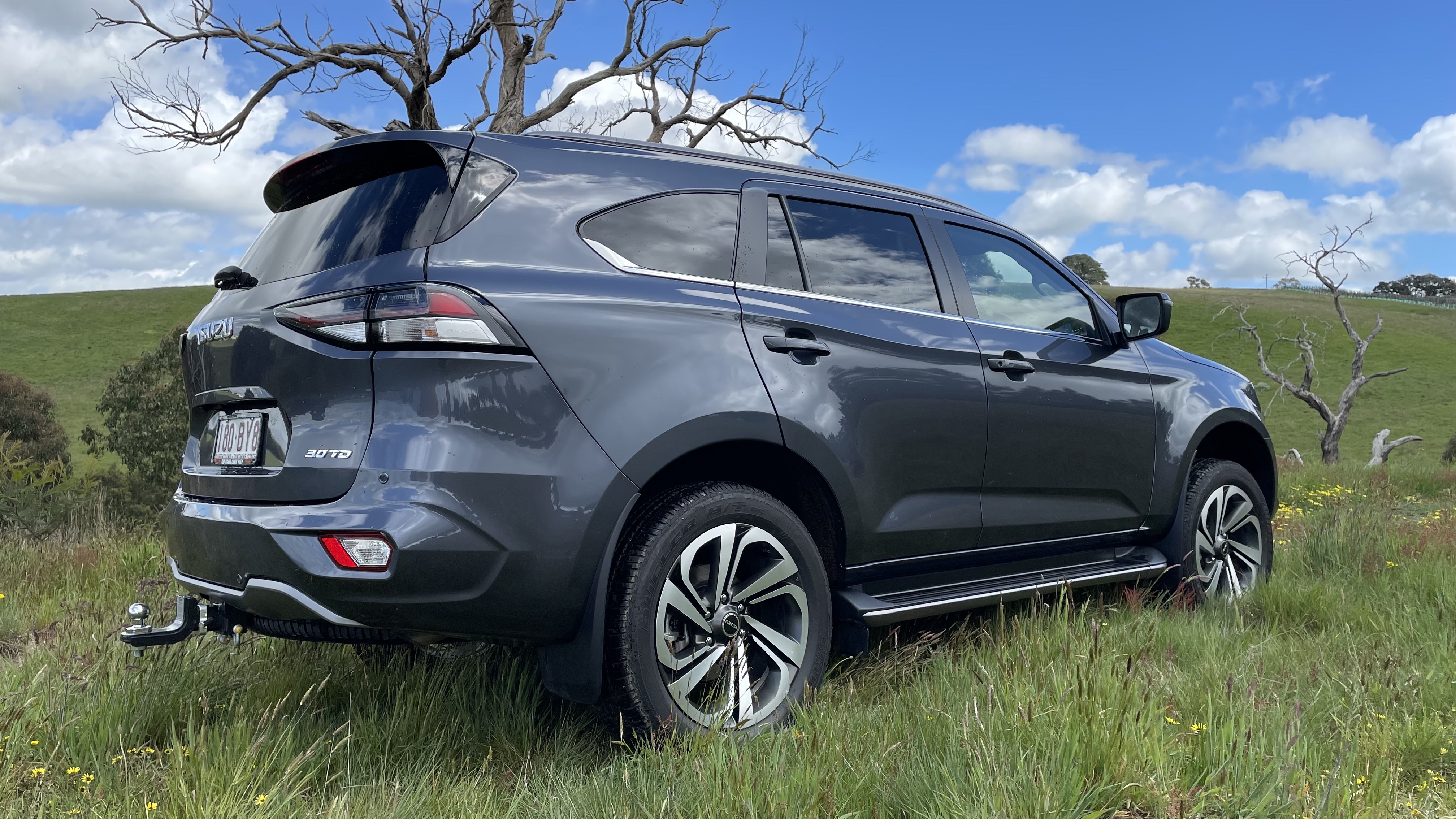 Isuzu MU-X 2021 side on