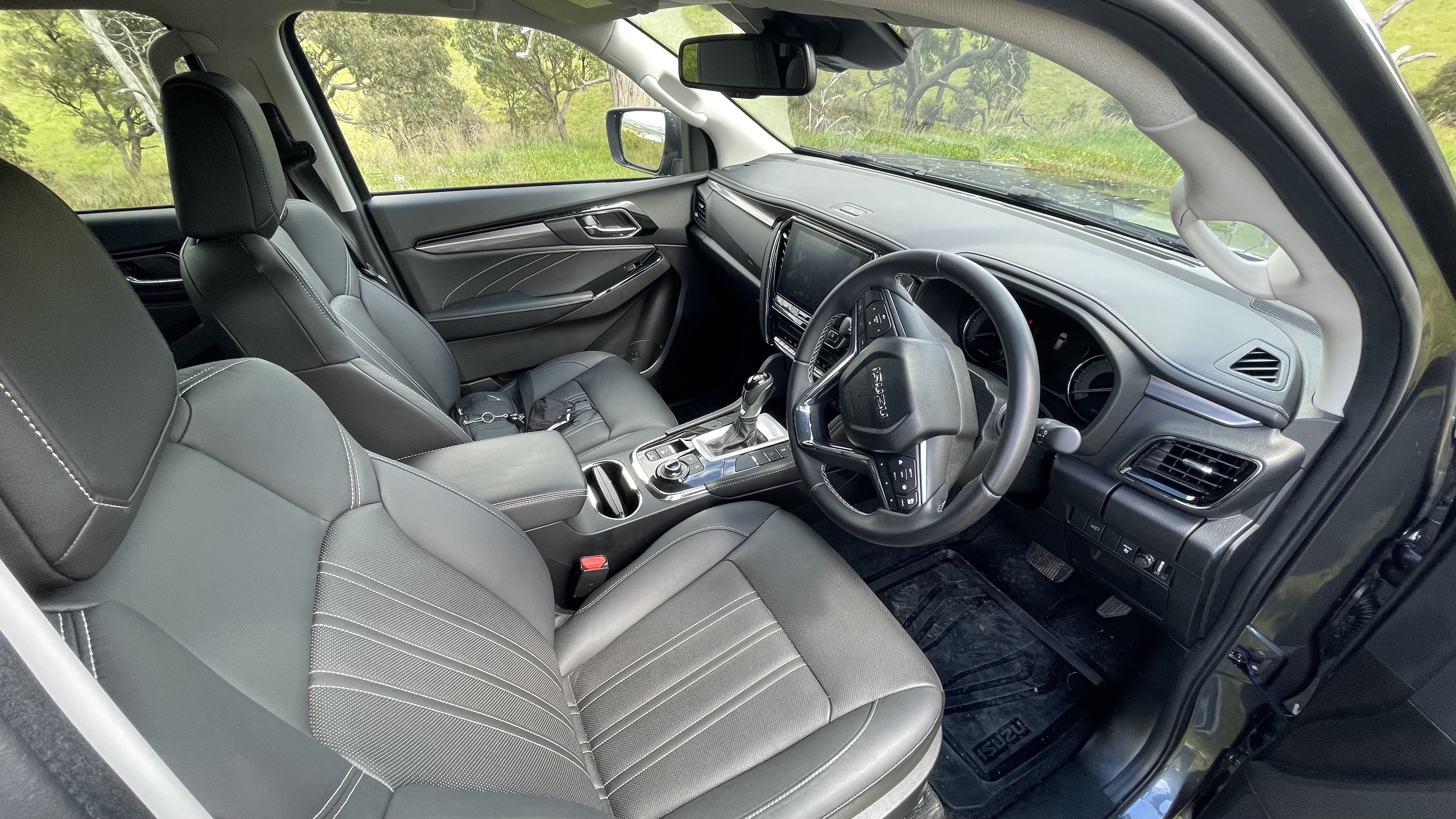 Isuzu MU-X 2021 interior