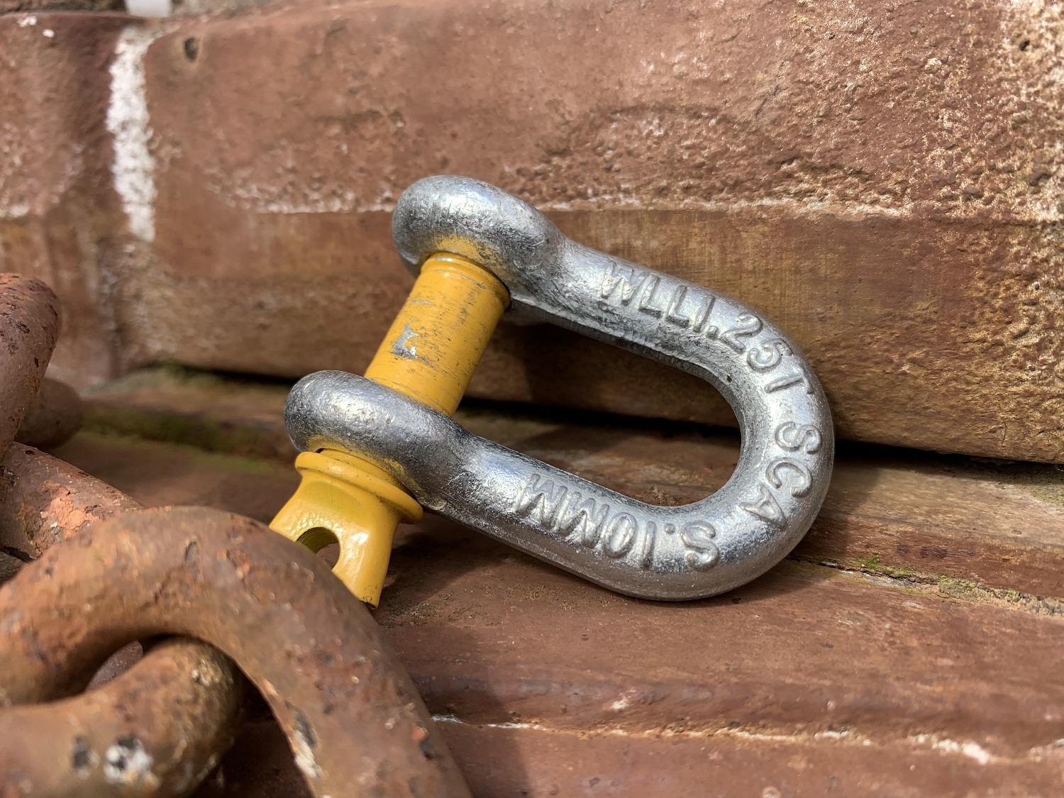 Do my caravan shackles have to be yellow?