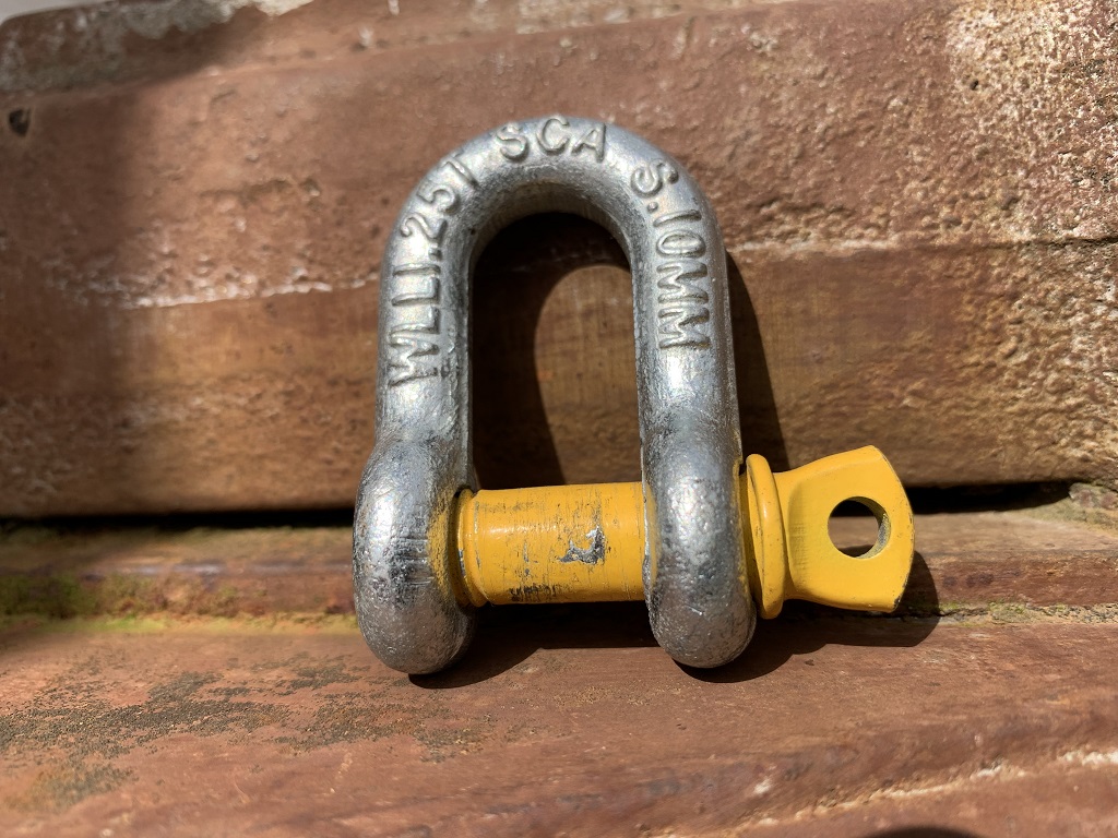 Details on a yellow shackle